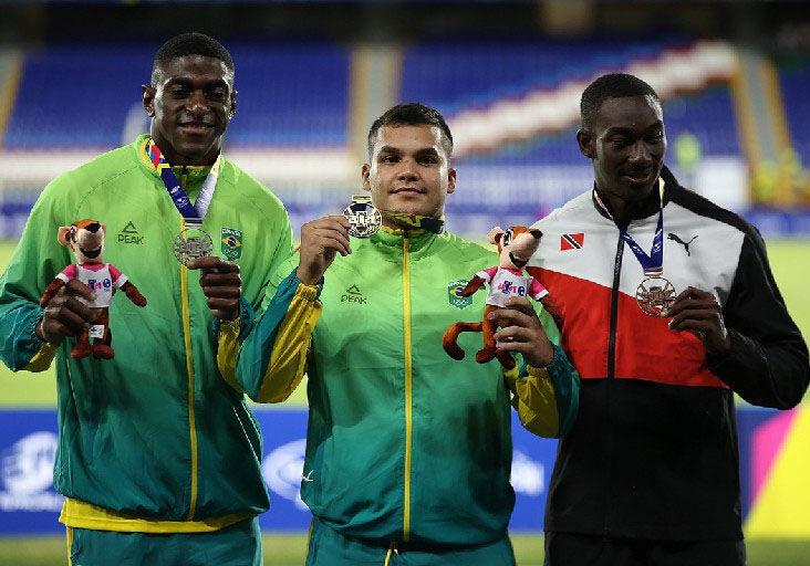 HORSFORD ON THE PODIUM: Trinidad and Tobago’s Tyriq Horsford, right, proudly displays his Junior Pan American Games men’s javelin bronze medal in Cali, Colombia, last Tuesday.  Brazilians Pedro Henrique Rodrigues, centre, and Luiz Mauricio da Silva, left, earned gold and silver, respectively.  —Photo courtesy www.calivalle2021.com